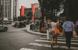 Semáforo inteligente da USP promete travessias mais rápidas e seguras para pedestres