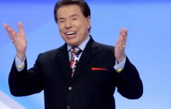 Simone Queiroz detalha improviso ao anunciar a morte de Silvio Santos na TV