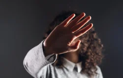 Sinal de socorro discreto do Protocolo Não Se Cale oferece apoio a mulheres em risco