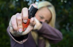 Spray de pimenta é autorizado para defesa pessoal de mulheres no Brasil