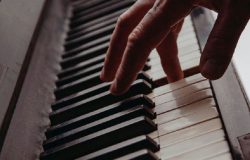Sucessos de Elton John e Queen embalam o Piano Experience nesta sexta no Teatro Pen Life