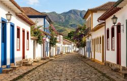 Tiradentes atrai turistas com montanhas, história e gastronomia em Minas Gerais