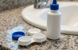 Tomar banho com lentes de contato pode causar infecções oculares graves
