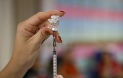 Vacinação contra HPV reduz infecção pela metade e protege jovens brasileiros