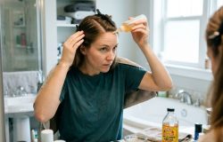 Vinagre de maçã no cabelo: o que a ciência diz sobre o uso contra a caspa