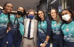 Engº Valdir Ventura com algumas das atletas do Vôlei Osasco/São Cristóvão Saúde