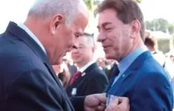 General João Camilo Pires de Campos entrega Medalha Constitucionalista ao CEO, Valdir Ventura